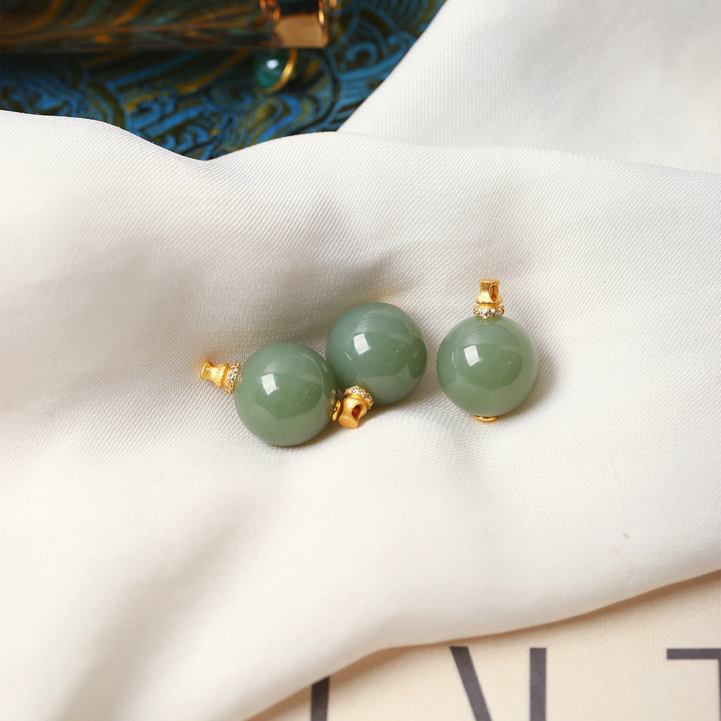 天然俄罗斯碧玉粉青圆珠纯银镶嵌款吊坠女款玉石锁骨链挂坠饰品