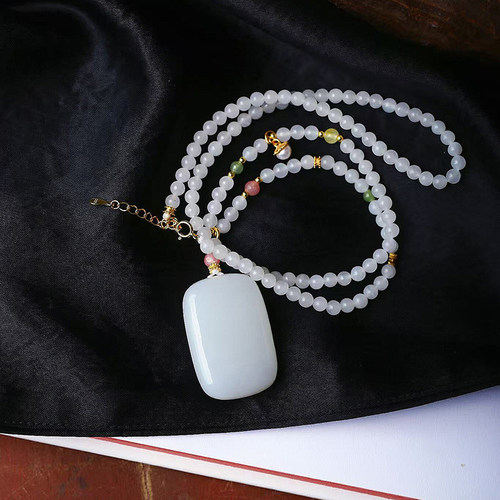 天然和田玉冰料烟白无事牌搭配珠链原创款吊坠毛衣链女款玉石挂坠