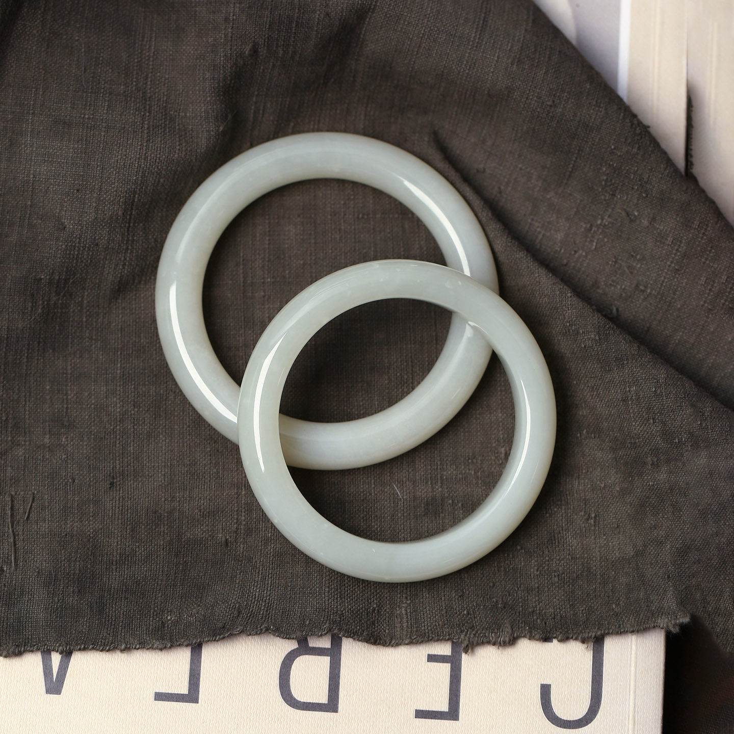 天然和田玉青白玉手镯 女款高端玉镯子颜色好饰品