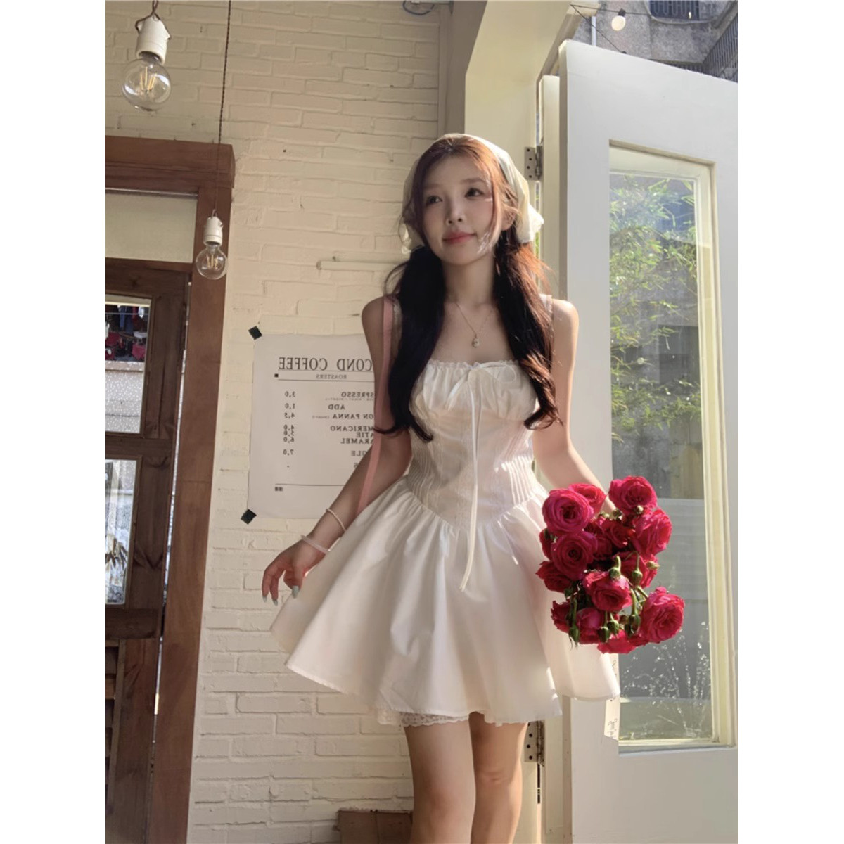 小个子蕾丝拼接纯色背带连衣裙女夏季纯欲风修身褶皱露肩蓬蓬短裙