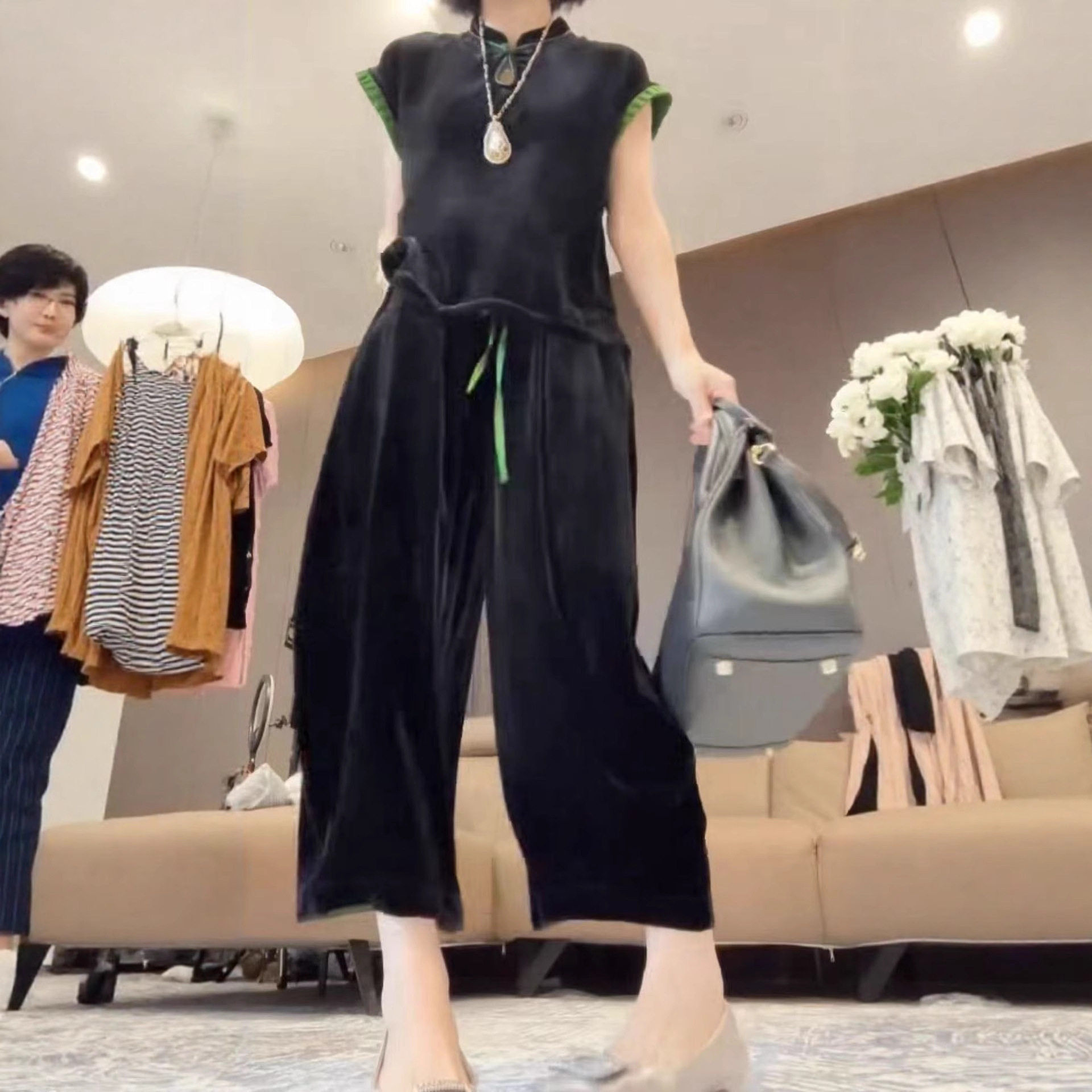 今年流行特惠25880新大爱美依缘2025新款时尚丝绒短袖上衣阔腿裤