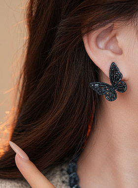 XKDDCT银针欧美复古黑色镶钻字母蝴蝶耳钉气质时尚耳环简约高级感