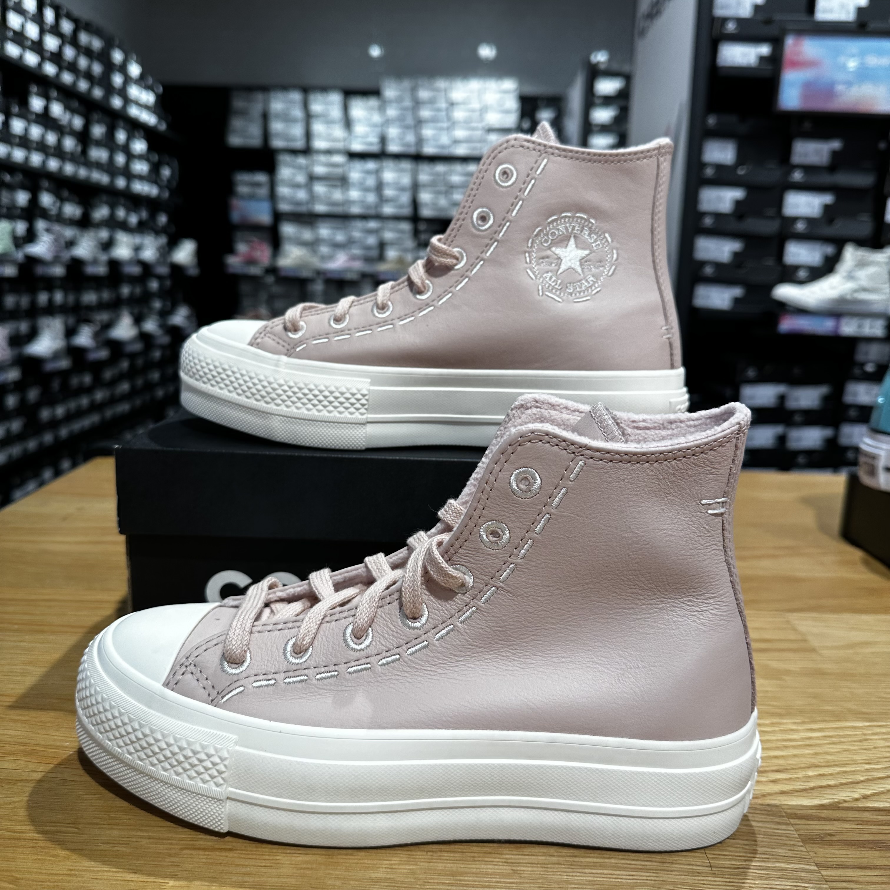 匡威女子皮质增高高帮加绒休闲鞋