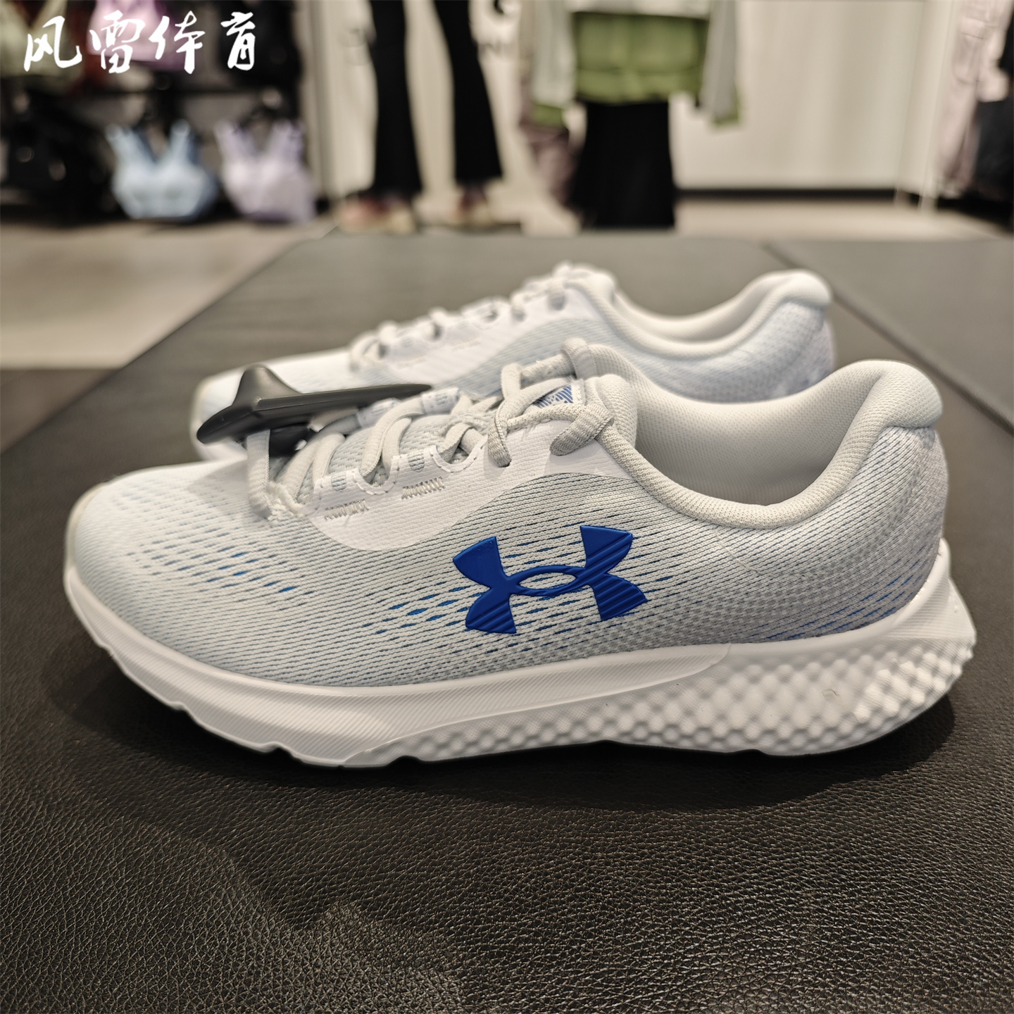 安德玛女子缓震透气跑步鞋