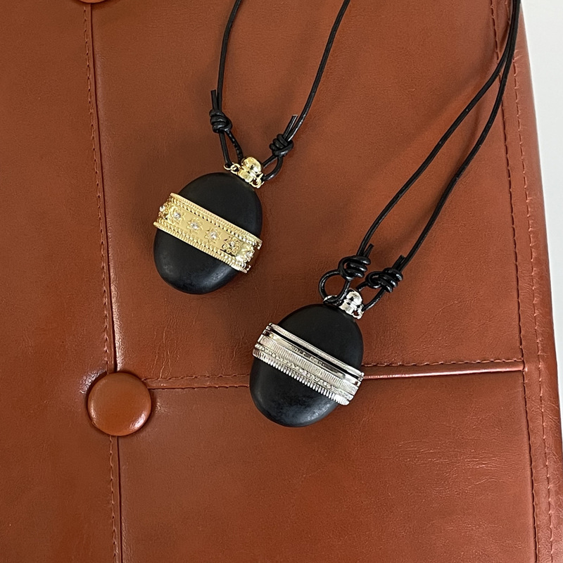 酒壶黑色吊坠项链博主同款小众高级感个性夸张香水瓶长款毛衣链