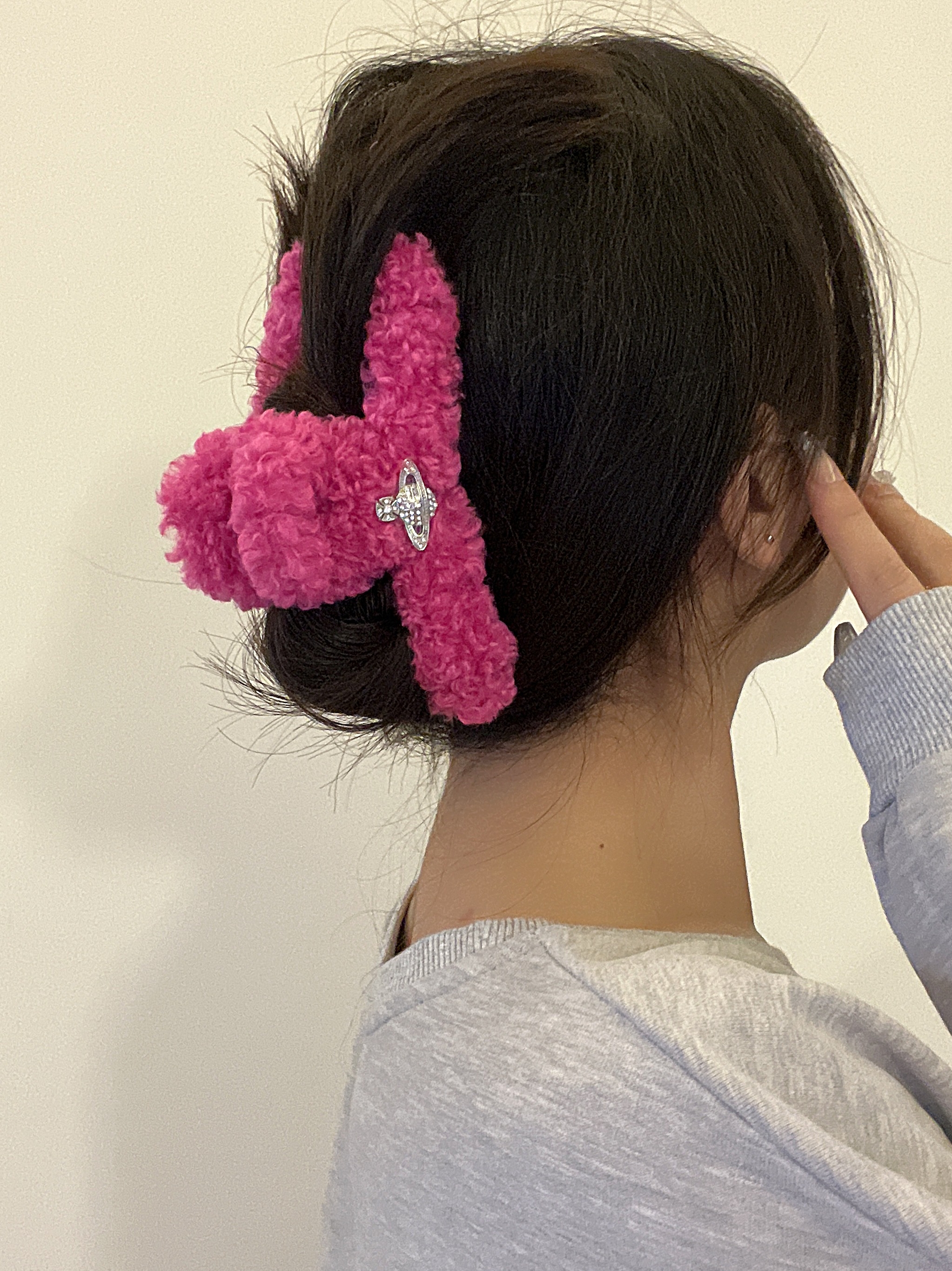 薇薇安ins新款发饰中古字母羊羔毛抓夹后脑勺毛绒发夹大号鲨鱼夹