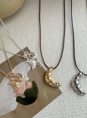 韩版小众设计款牛角包吊坠项链女可爱精致百搭长款毛衣链