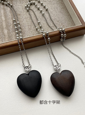 黑色爱心木质吊坠项链女款新款长款毛衣链轻奢高级感颈链秋冬配饰