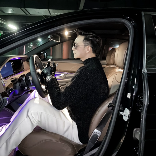 Оригинальный дизайнерский демисезонный цветной приятный телу трикотажный свитер, облегающий крой