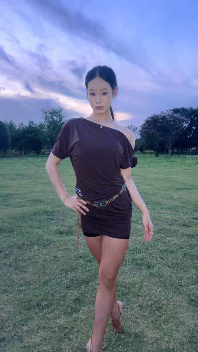 斜肩褶皱开叉袖连衣裙拉丁舞练功服女宽松版型显瘦蝙蝠袖百搭上衣