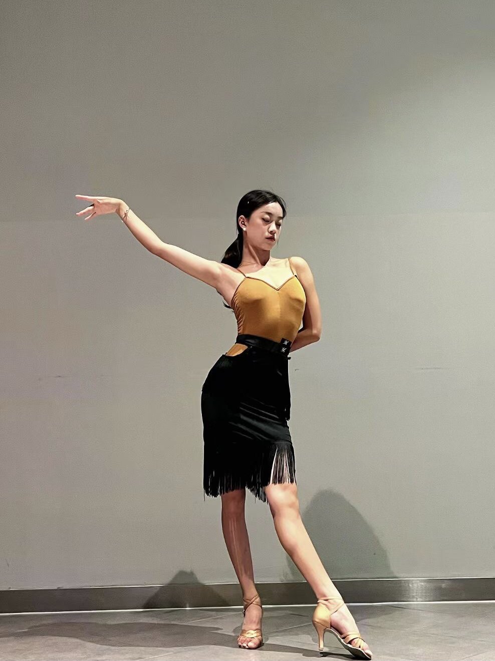 拉丁舞女成人跳舞练功服国标舞训练吊带上衣体操服带胸垫半身裙