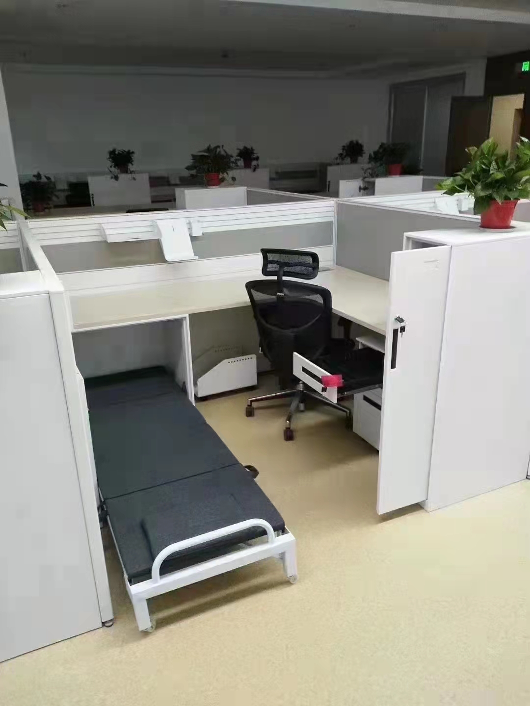 员工卡座屏风工作位办公桌椅组合现代简约职员桌午休带床柜衣柜