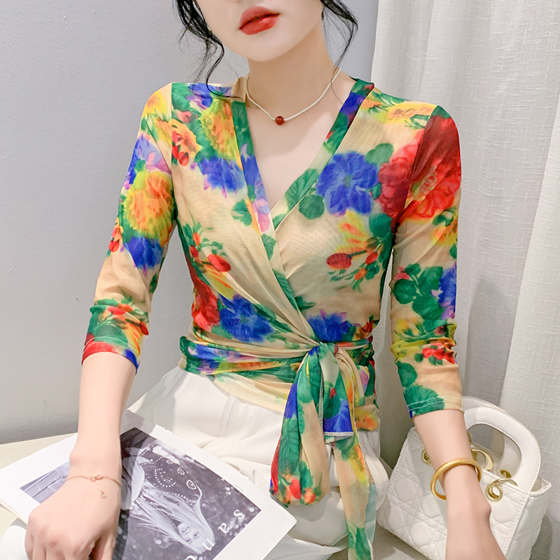 时尚印花网纱V领系带七分袖T恤女