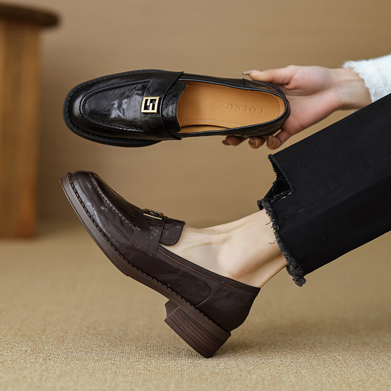 法式复古风褶皱羊皮圆头金属装饰单鞋2024春季新款百搭粗跟乐福鞋,女鞋,马丁靴,淘宝优惠券,粉丝福利购,淘宝优惠卷