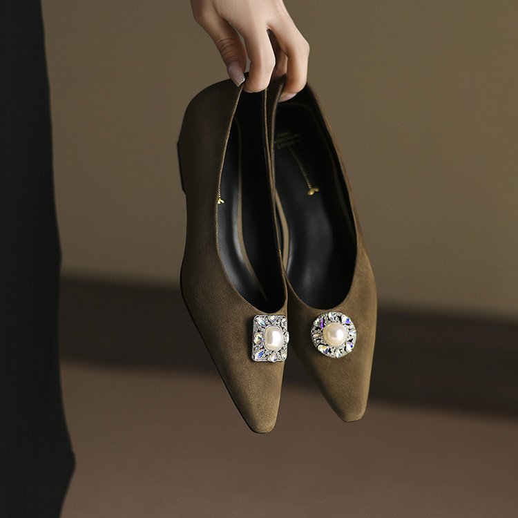 法式真皮低跟单鞋女春秋新款珍珠水钻浅口平底鞋百搭一脚蹬小皮鞋