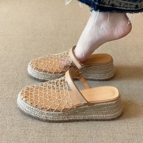 5cm度假风草编网面包头小众休闲一字带坡跟厚底凉拖鞋女夏季新款