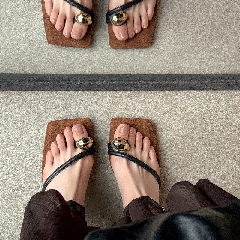 4.5CM舒适坡跟~真皮法式复古方头一字扣带露趾凉鞋女夏季大码