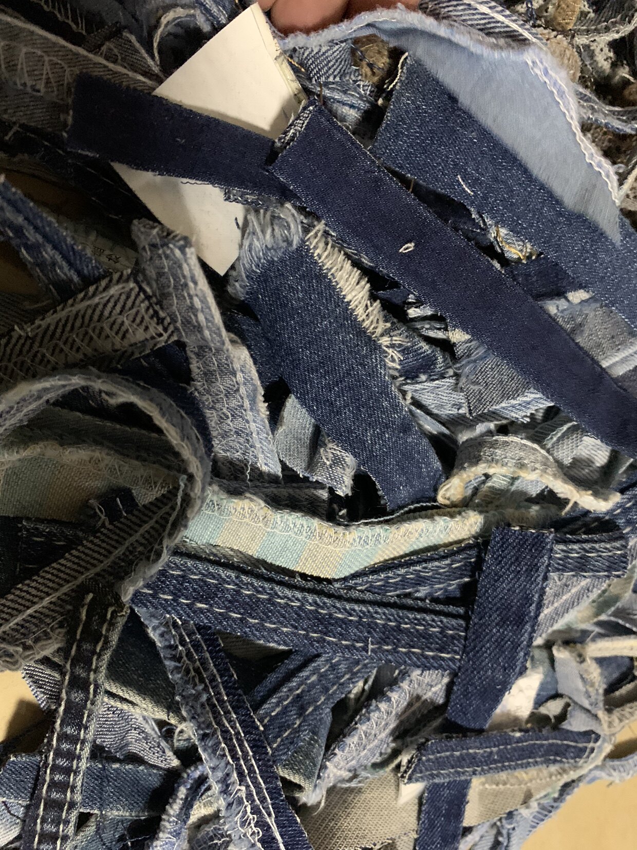 前进布业水洗做旧牛仔布头设计灵感来源于个性拼接百家布头多色发