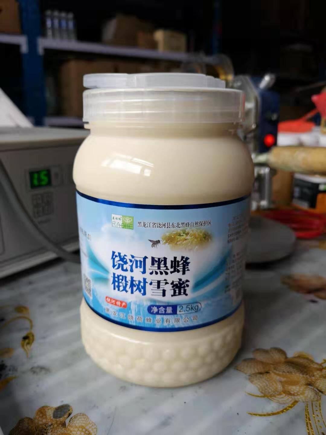 饶河县荒野牧黑蜂东北黑蜂蜜椴树雪蜜饶荷蜂业正品2500克 包邮