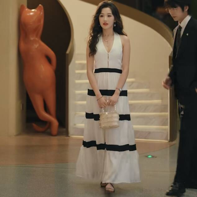 欧洲短剧难攀京枝张晋宜温凝同款挂脖连衣裙v领条纹裙子女衣服潮