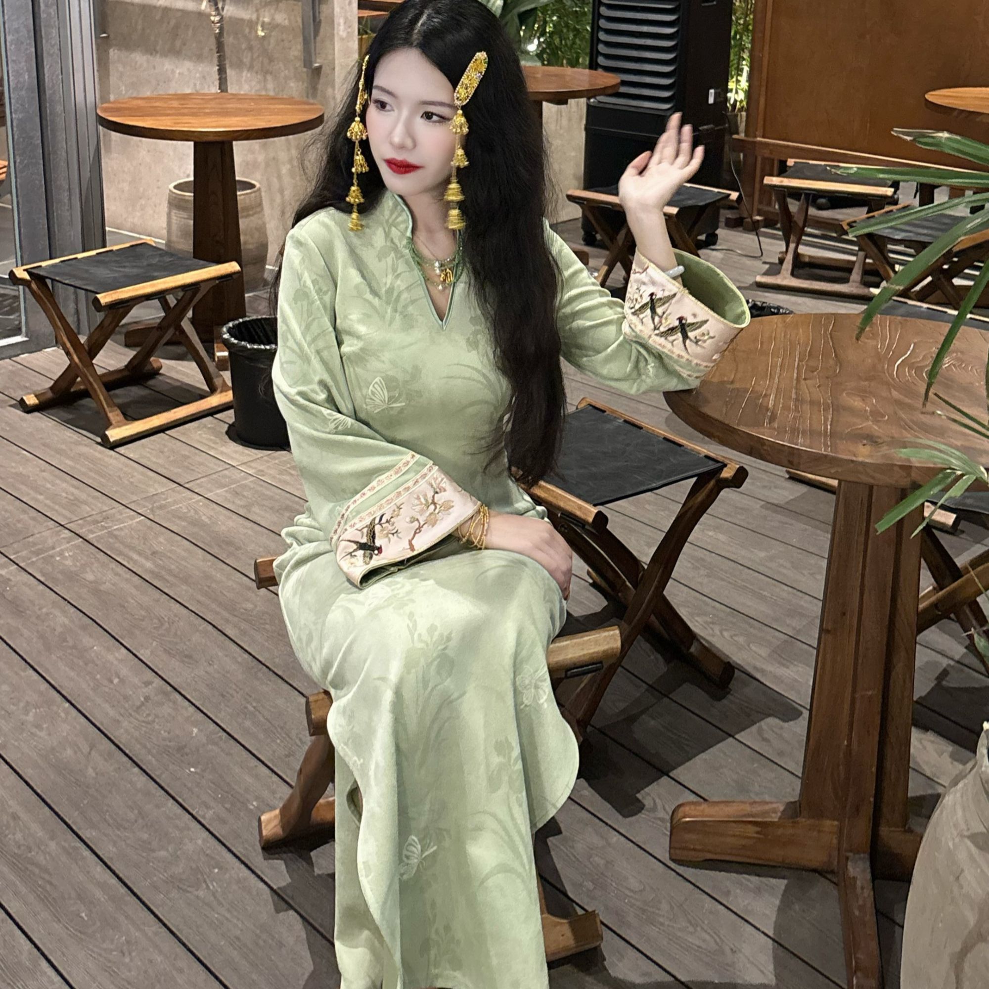 LHMknk1画报夫人原创自制秋冬温柔麂皮绒刺绣珠链旗袍 豆绿伊人