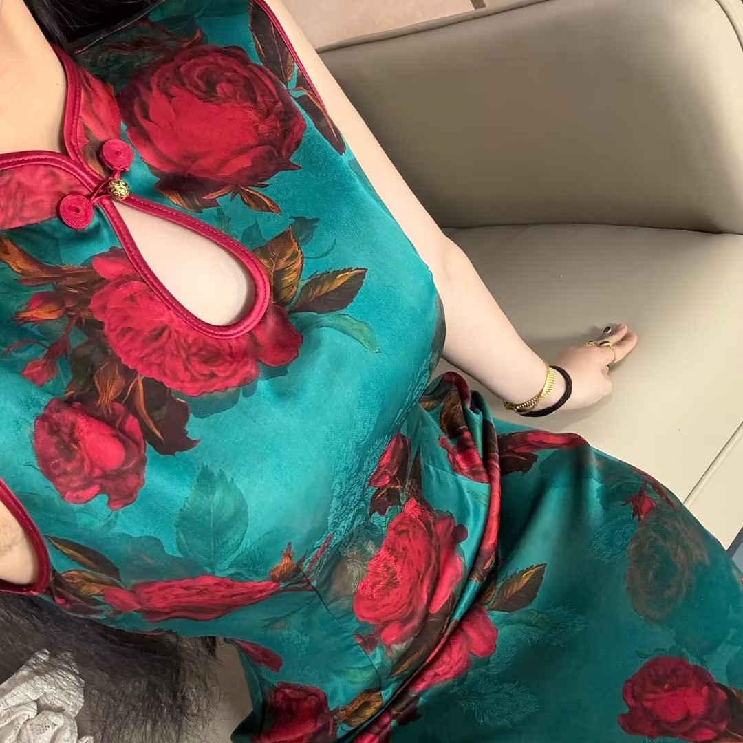 LHMknk1画报夫人重工手工真丝25姆米红云纱无袖水滴旗袍 翠玉含香