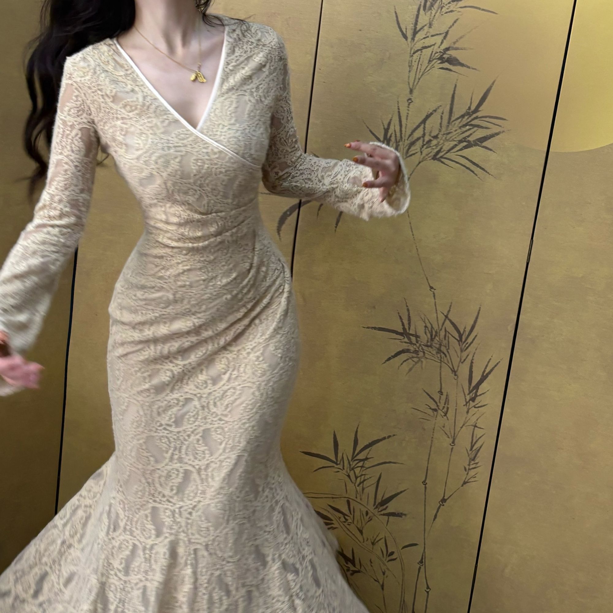 画报夫人原创自制蕾丝鱼尾步步生莲V领连衣裙 女人花杏