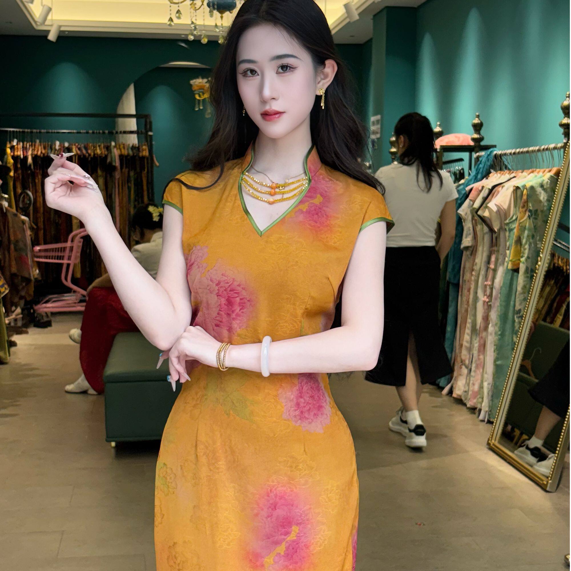 LHMknk1画报夫人原创新中式复古提花缎面珠链贝壳袖旗袍v领金丝红