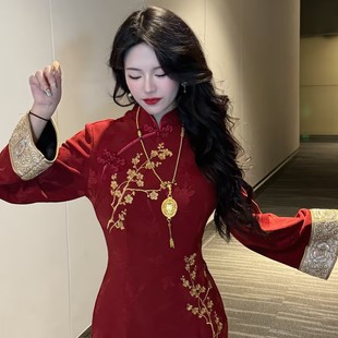 金梅报喜倒大袖 画报夫人原创新中式 高级刺绣过年红旗袍