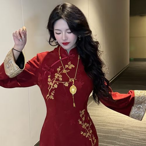 画报夫人原创新中式高级刺绣过年红旗袍 金梅报喜倒大袖
