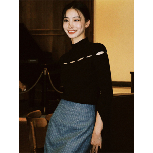 黑色半高领镂空修身针织衫女秋季设计感袖口开叉显瘦打底衫上衣