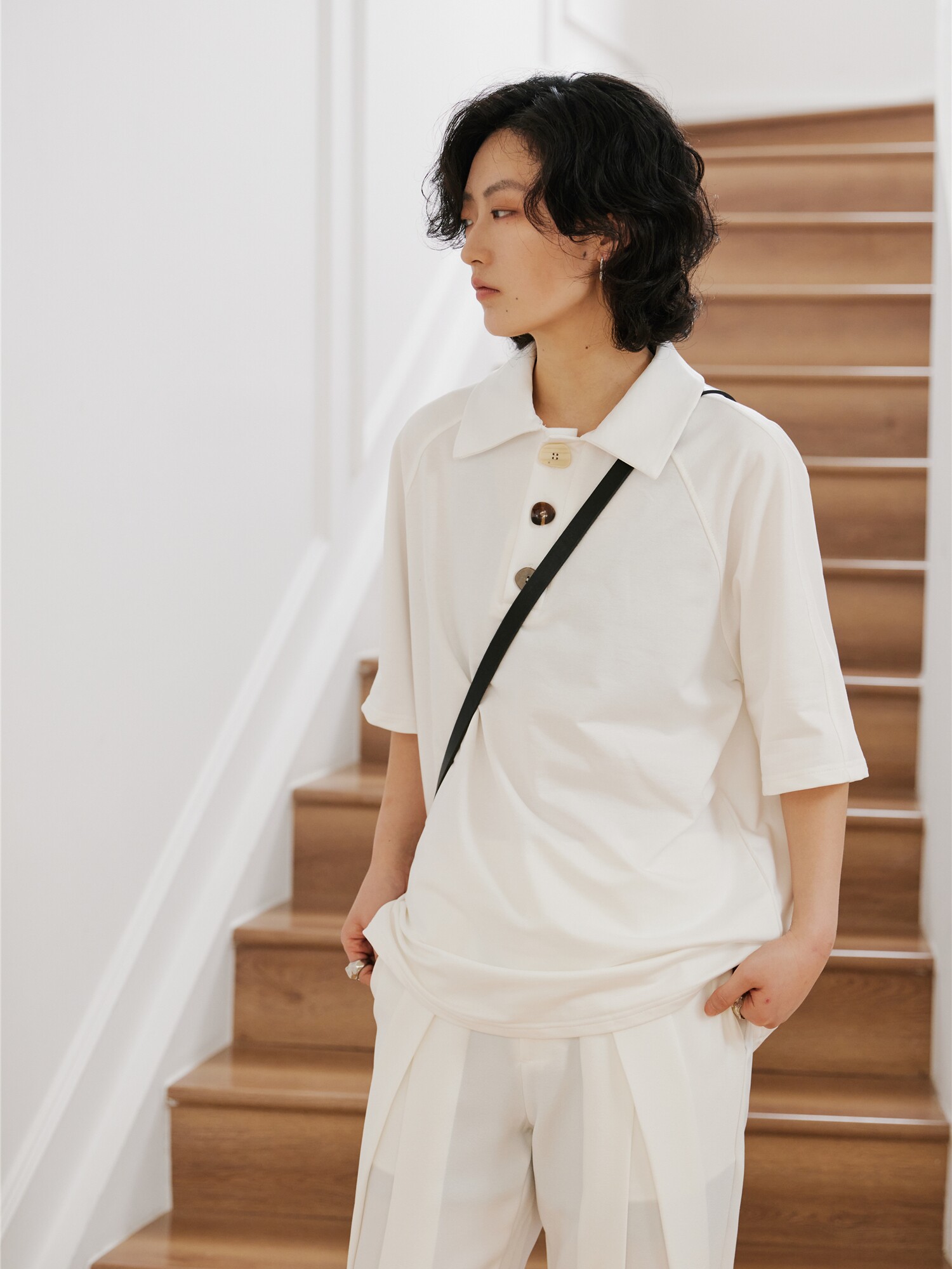 SUNYVONNE-22SS 틈새 다크 디자이너 특수 모양 장식 멀티 컬러 버튼 폴로 라펠 반팔 티셔츠