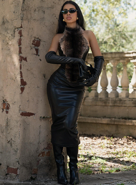 #Sisjuly#霸气性感大姐大 毛茸茸皮革拼接修身露背挂脖连衣裙女秋