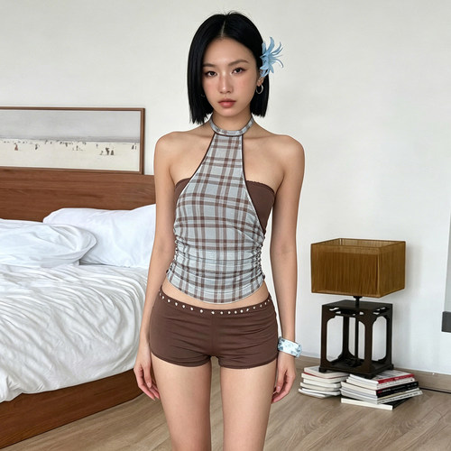 格纹印花露背吊带修身短裤套装女