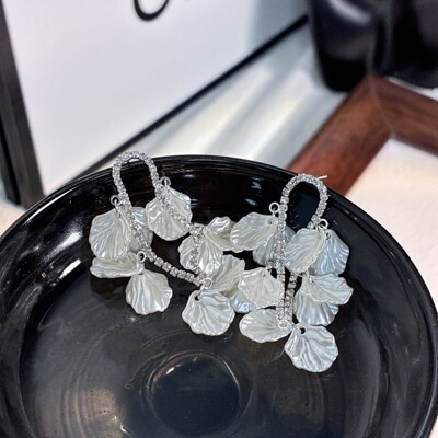 2026新款白色花朵夸张耳环女高级感长款流苏贝壳时尚耳饰独特耳坠