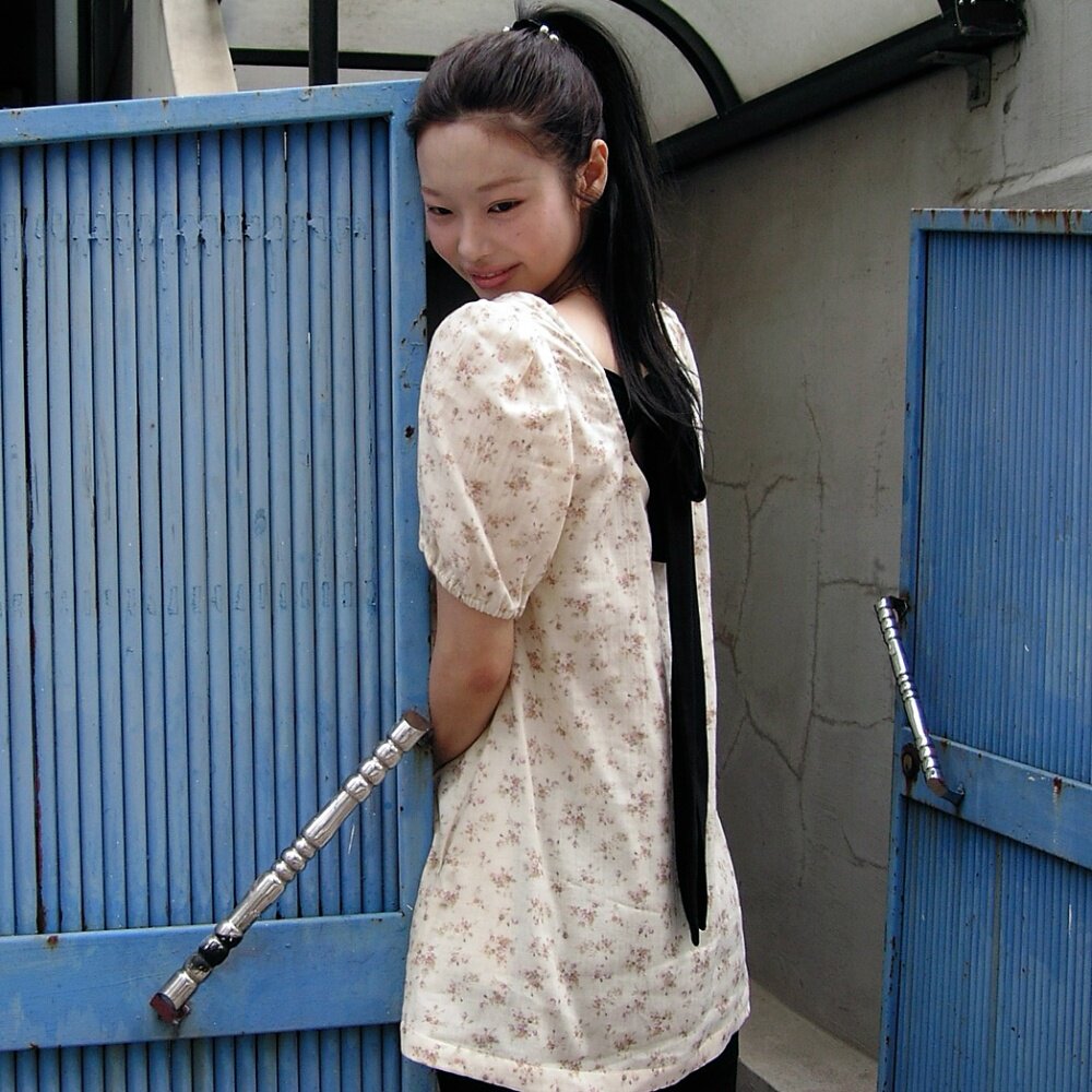 韩国小众日系复古碎花抽褶后背蝴蝶结绑带泡泡袖衬衫娃娃衫夏季女