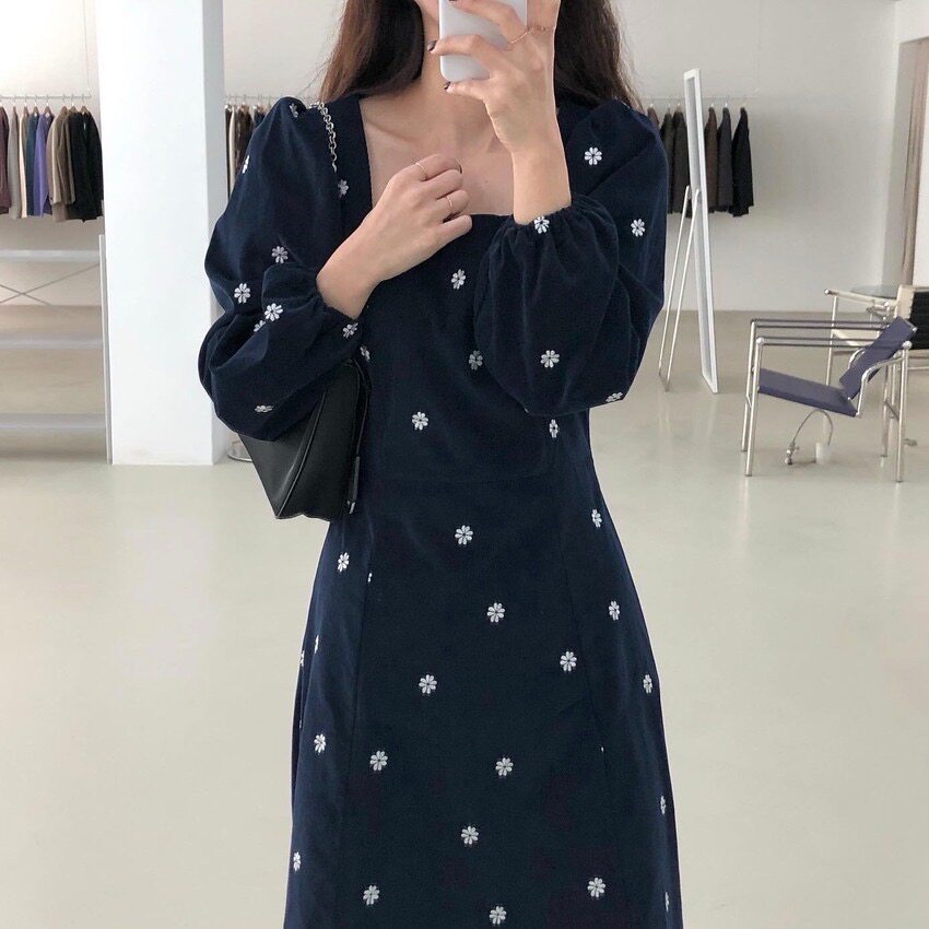 韩国chic灯芯绒刺绣连衣裙2026秋季新品气质显瘦百搭中长款裙子女