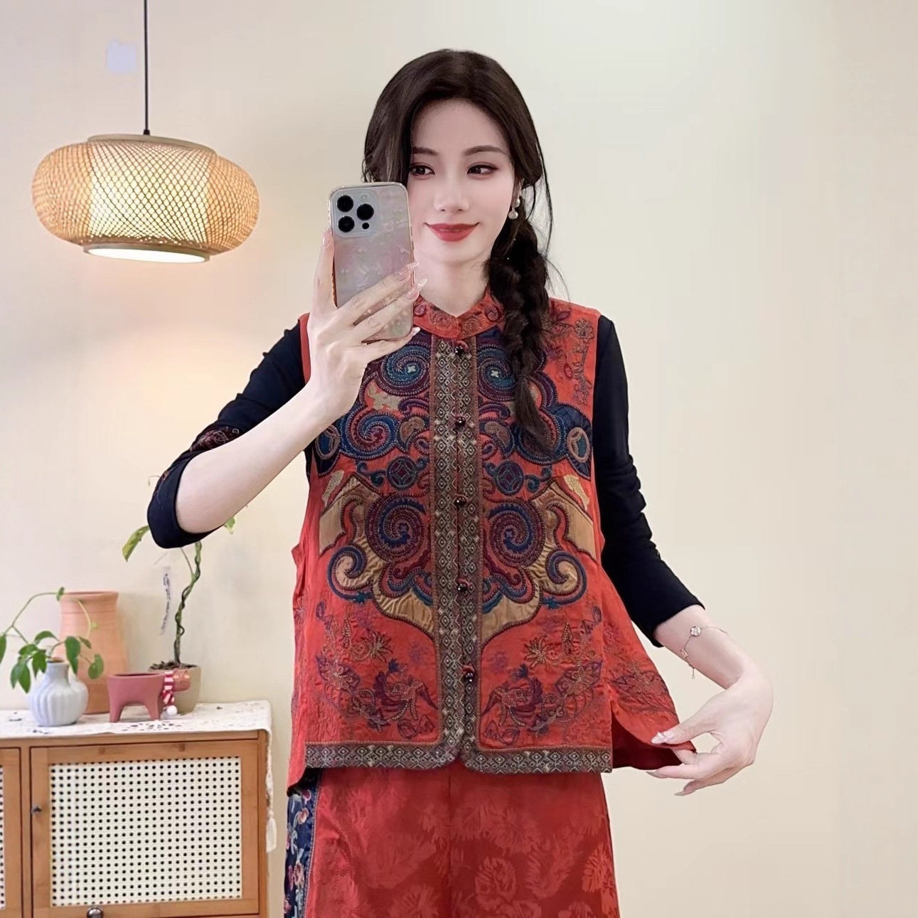 新中式马甲女2025新款盘扣缎面马夹刺绣立领坎肩秋季民族风背心女