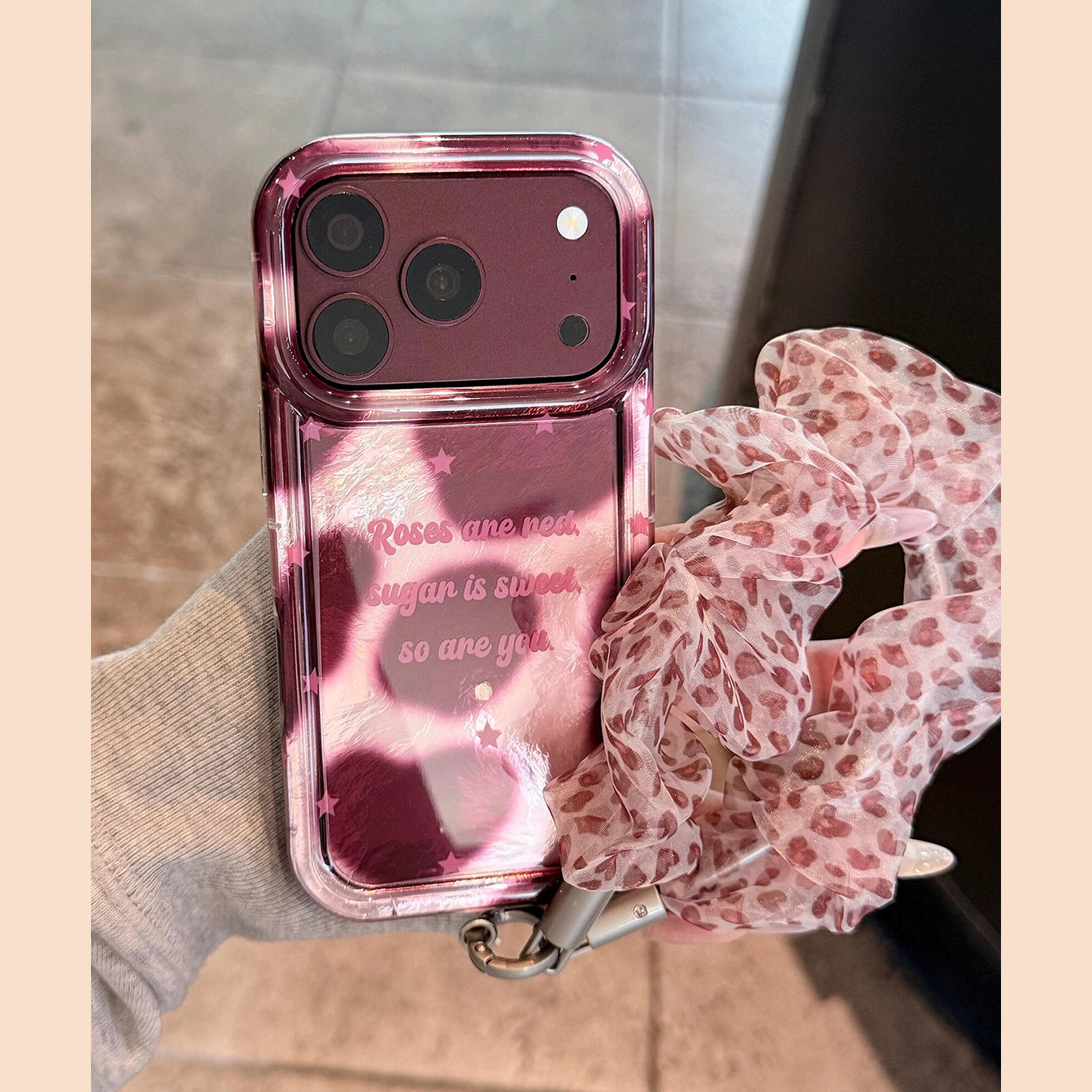 锡纸纹酒红豹纹星星字母带手绳适用苹果18promax手机壳iPhone18Pro新款16pro超好看17Pro防摔保护套15Promax