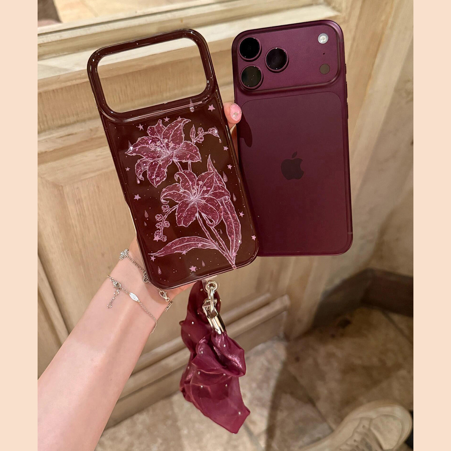 酒红底玫粉两朵百合花带手绳适用苹果18promax手机壳iPhone18Pro新款16pro超好看17Pro防摔16保护套15Promax