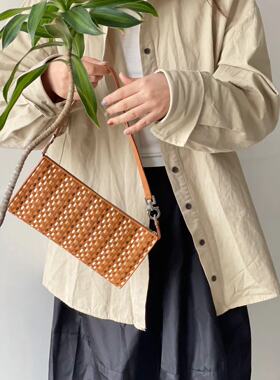 F菲马蹄扣焦糖编织单肩包