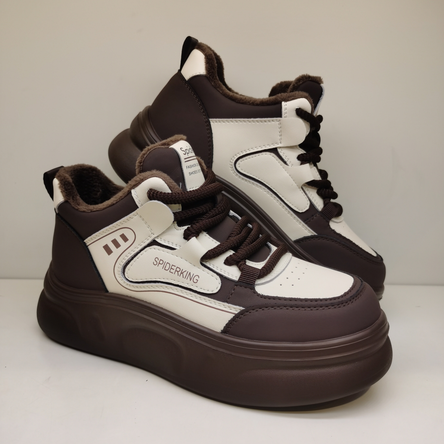 蜘蛛王2025新款时尚休闲鞋