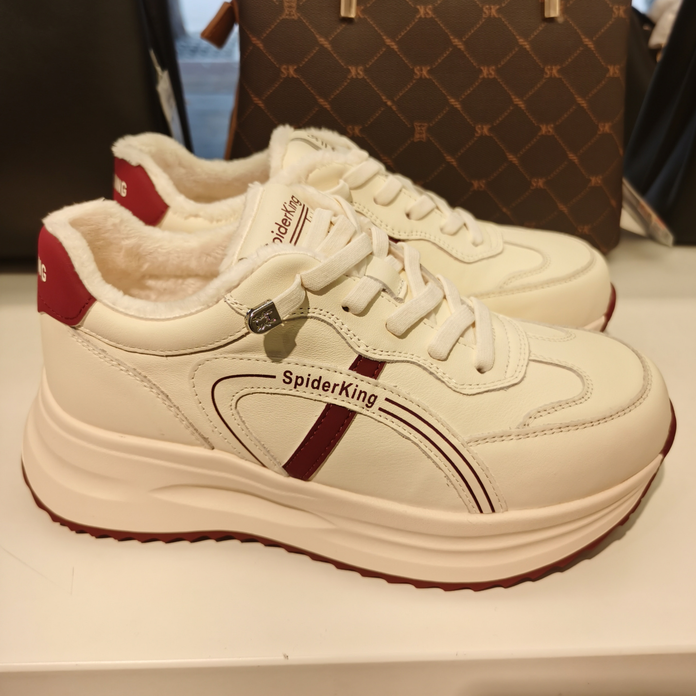 蜘蛛王2025新款时尚休闲鞋