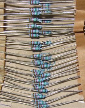 MBB02070C1582FCT00  MBB0207  15K8  1% 薄膜电阻器  Vishay