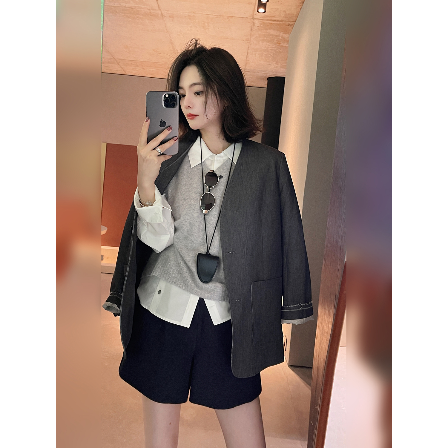 V领宽松外搭无袖马甲时尚简约