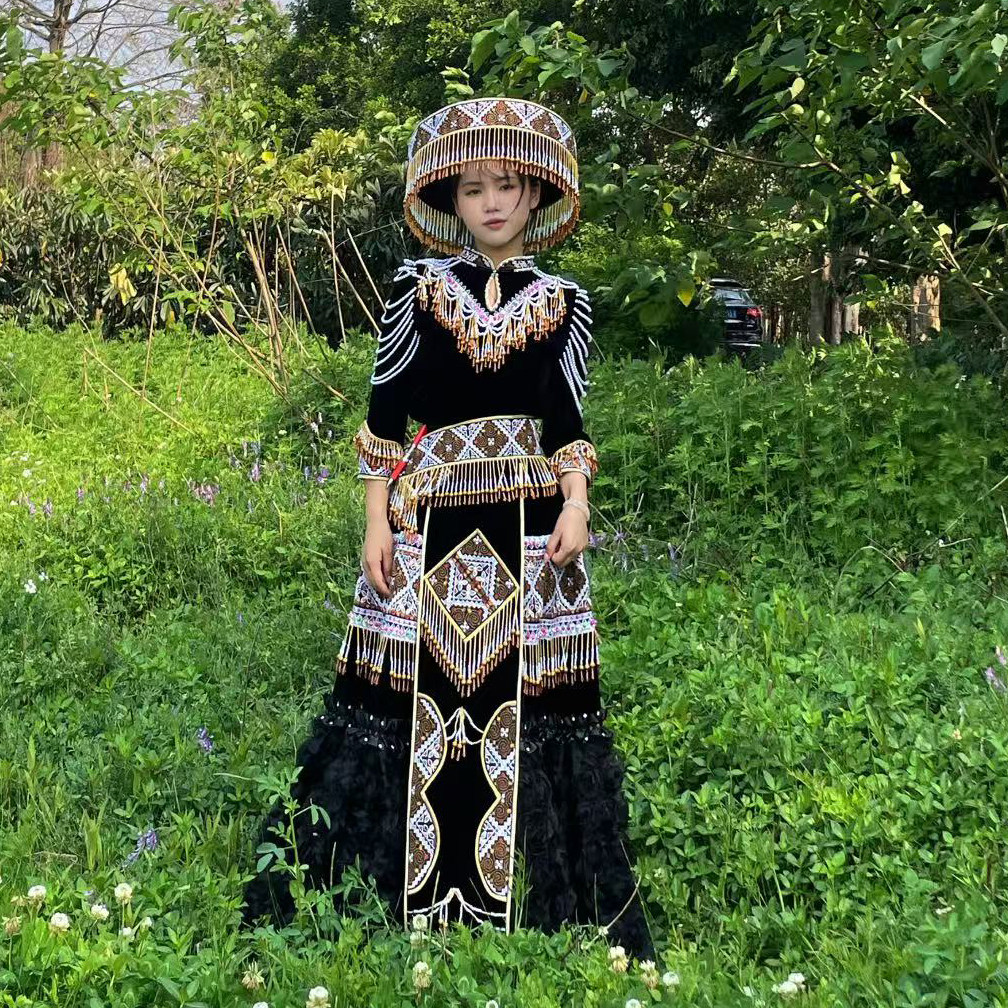 云南文山苗族重工绣花女套装