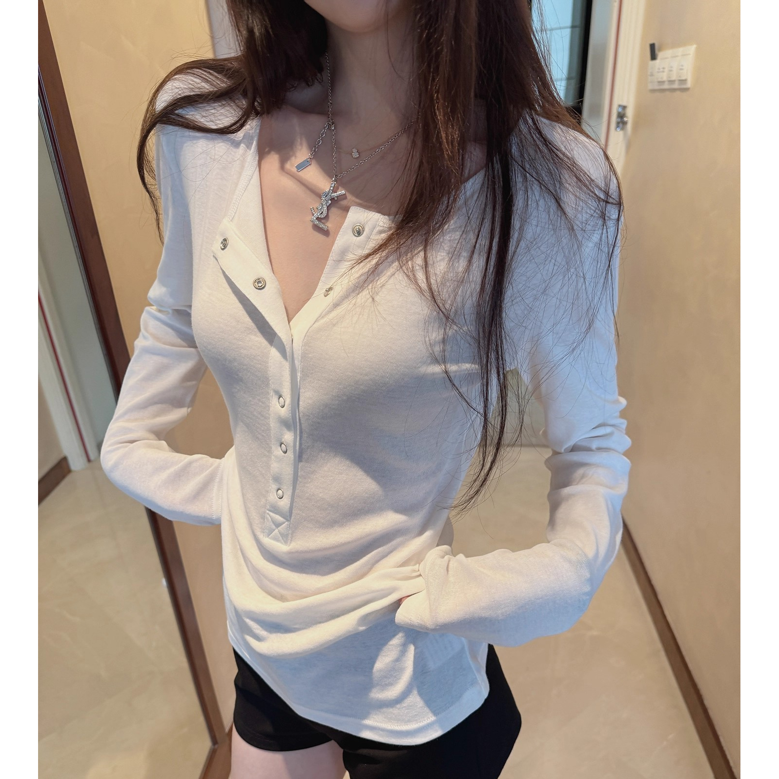 美式辣妹白色v领T恤女内搭打底衫高级感纽扣上衣修身显瘦秋冬长袖