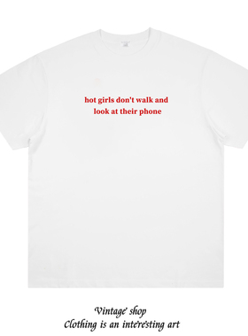 hot girls don't walk and look at their phone 美式简约短袖t恤