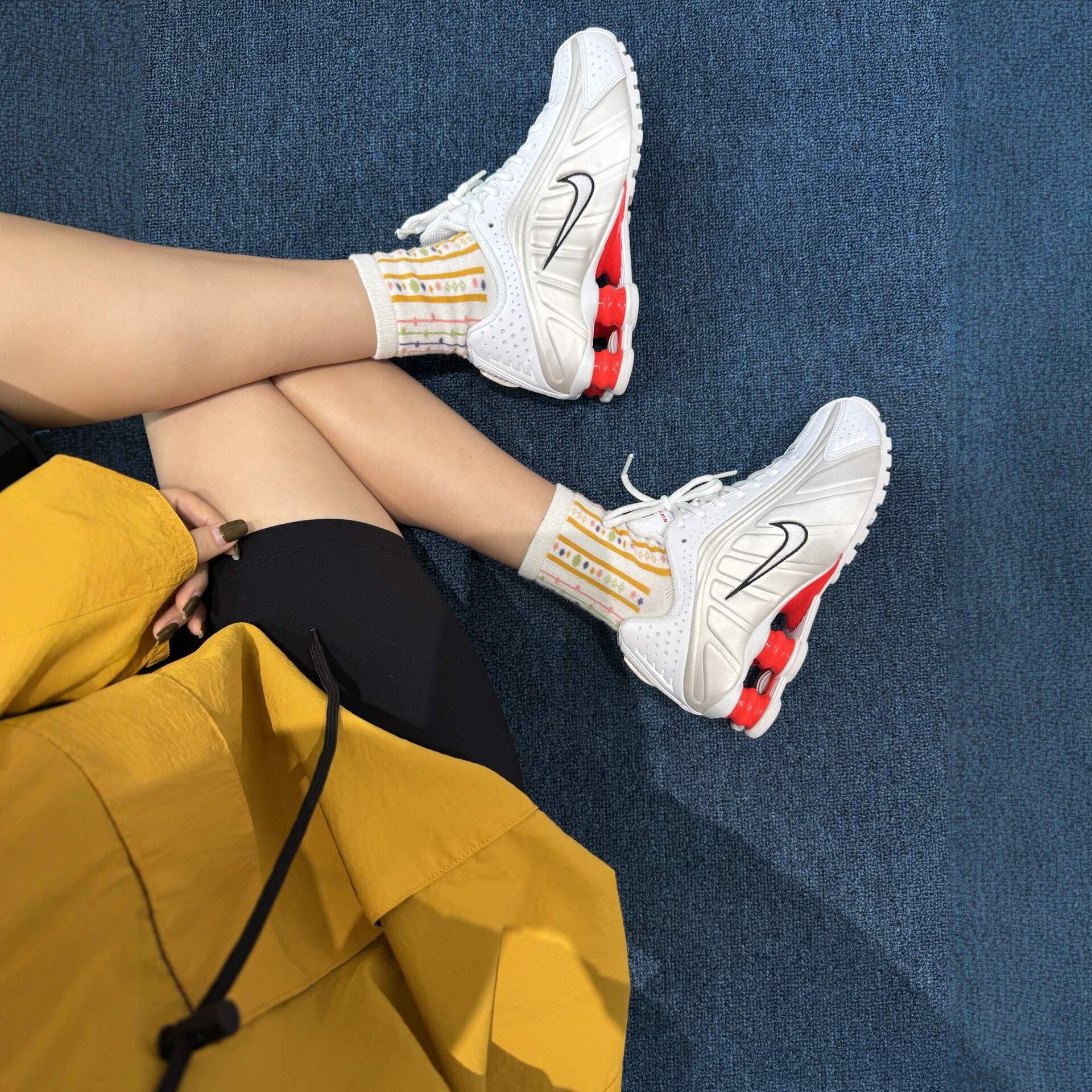 NIKE耐克 SHOX R4女子舒适缓震跑步增高减震运动休闲鞋AR3565-103