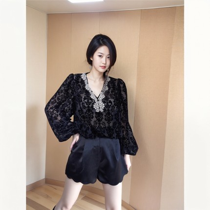 大码MM高端定制重工艺V领长款小衫 植绒宽松显瘦小众设计镶钻衬衫